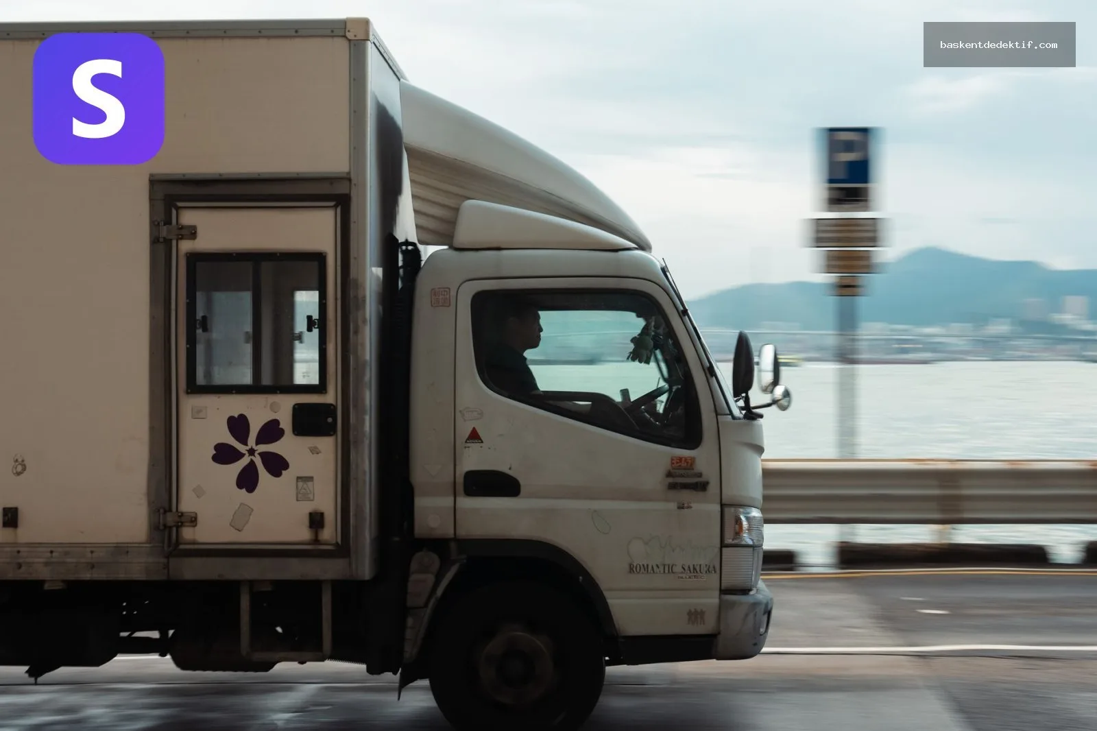 Türkiye'deki Nakliyat Firmaları: Doğru Seçim ve Maliyet Rehberi Nakliyat & Transfer Firması Nakliye Firması Reklam Ver Nakliye firması kamyonu eşya yüklerken